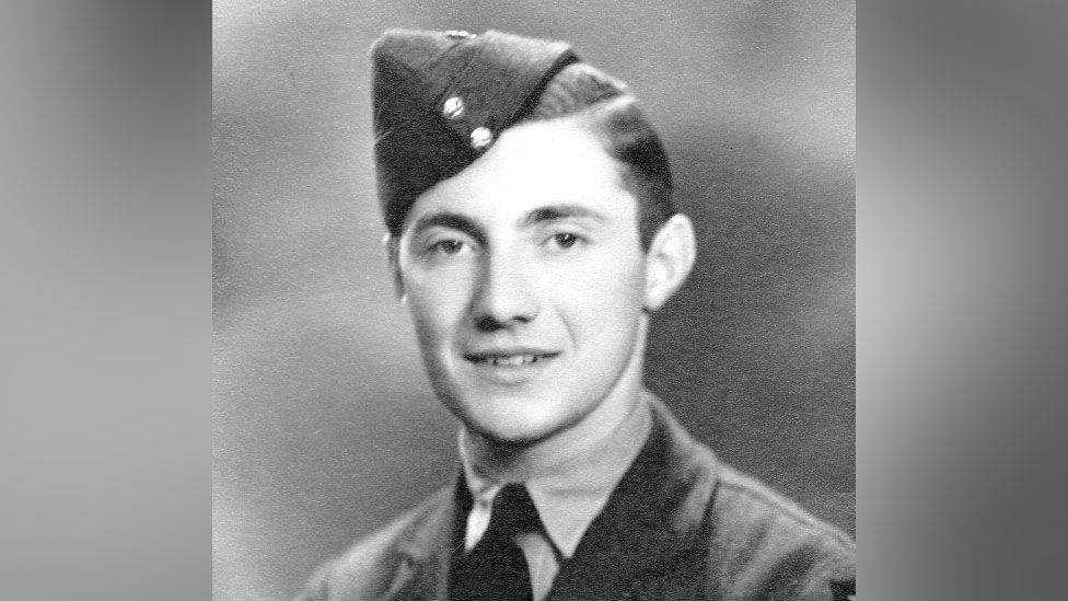 Ronald Morley: How Leicester airman escaped WW2 capture - BBC News