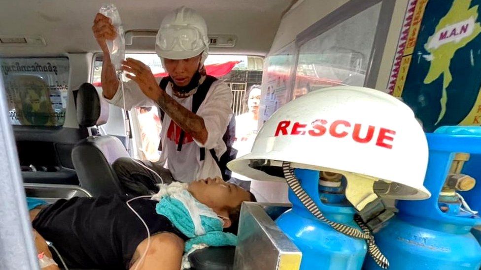 Спасатели оказывают помощь раненому в поселке Хледан в Янгоне