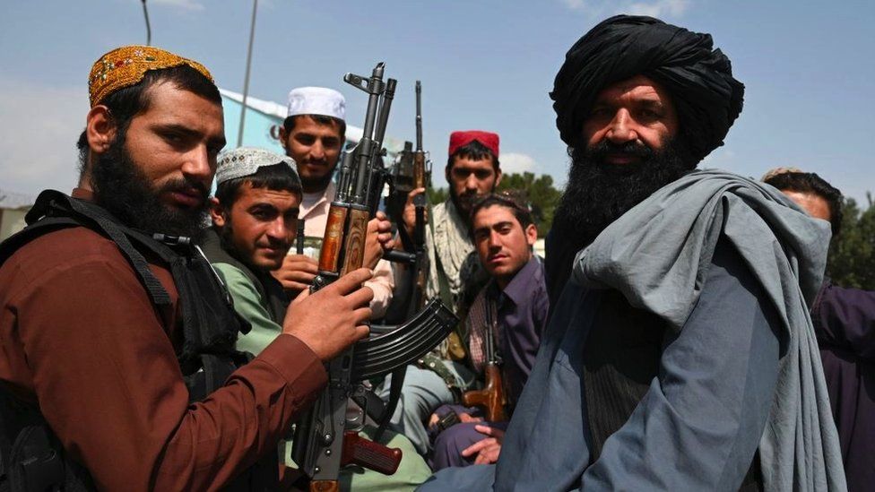 Militantët Talban me armë në pjesën e pasme të një kamioni