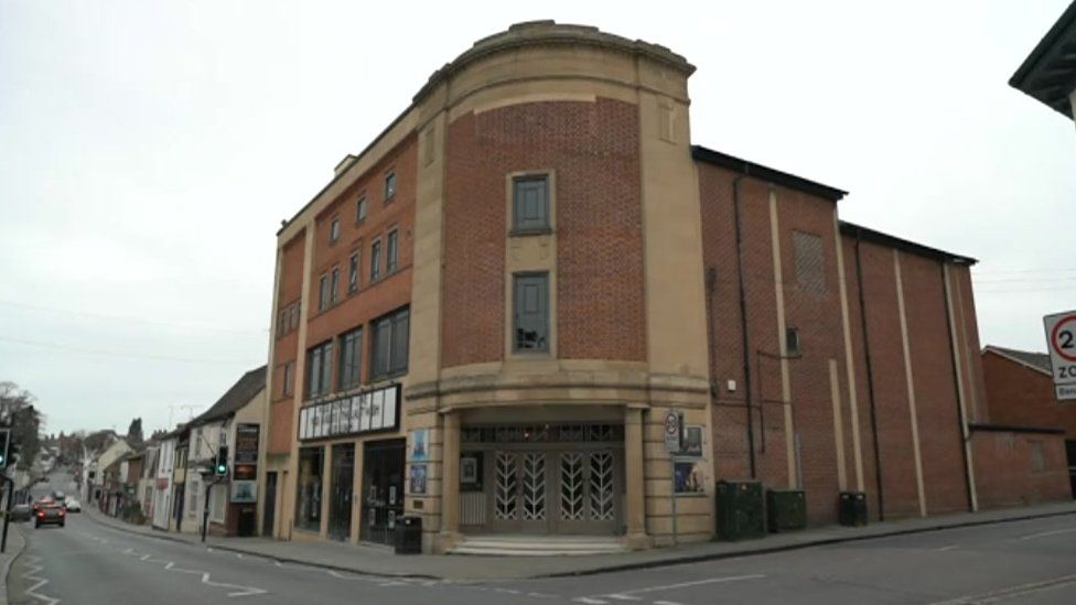 Regal Cinema in Evesham celebrates 90th anniversary BBC News