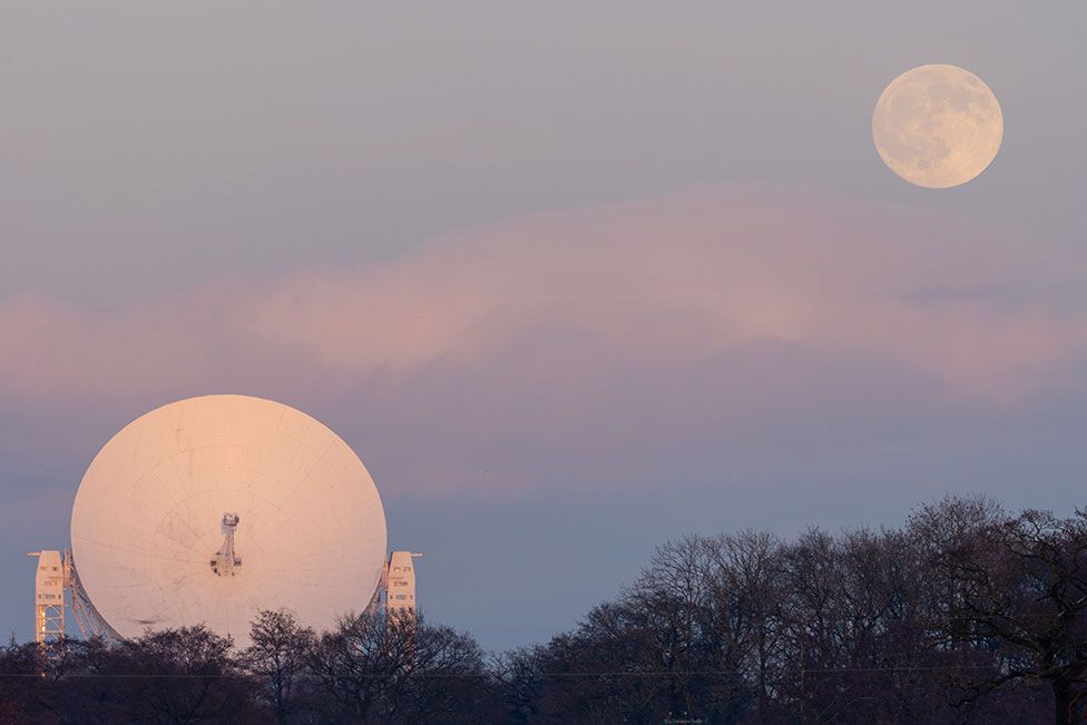 Изображение Джодрелла Бэнка, показывающее телескоп Ловелла с луной в небе