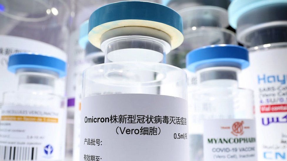 Флаконы с вакциной Sinopharm на выставке в Пекине