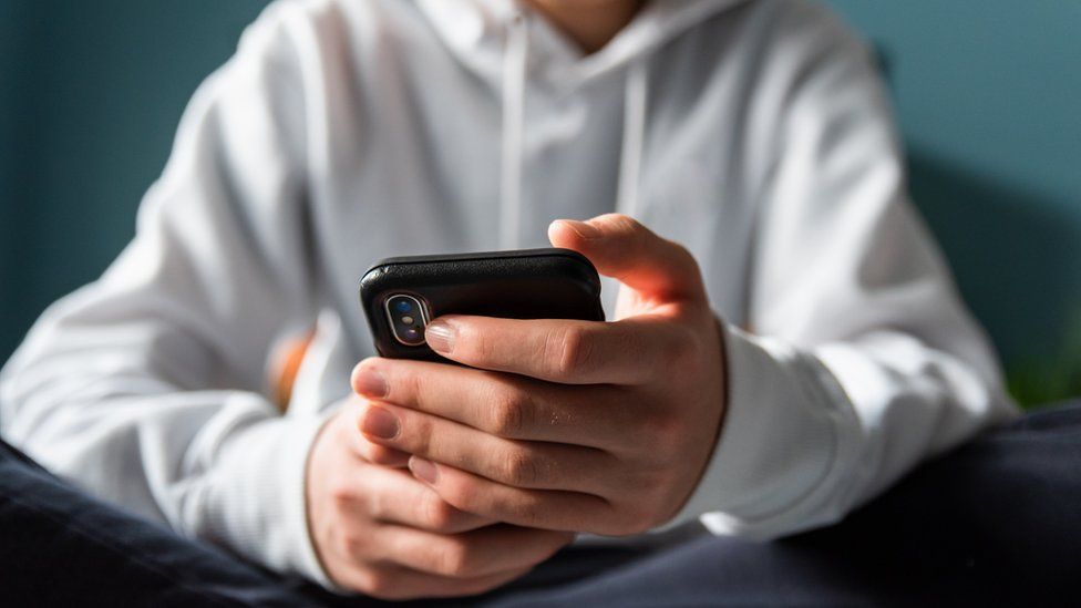 Ragazzo al telefono