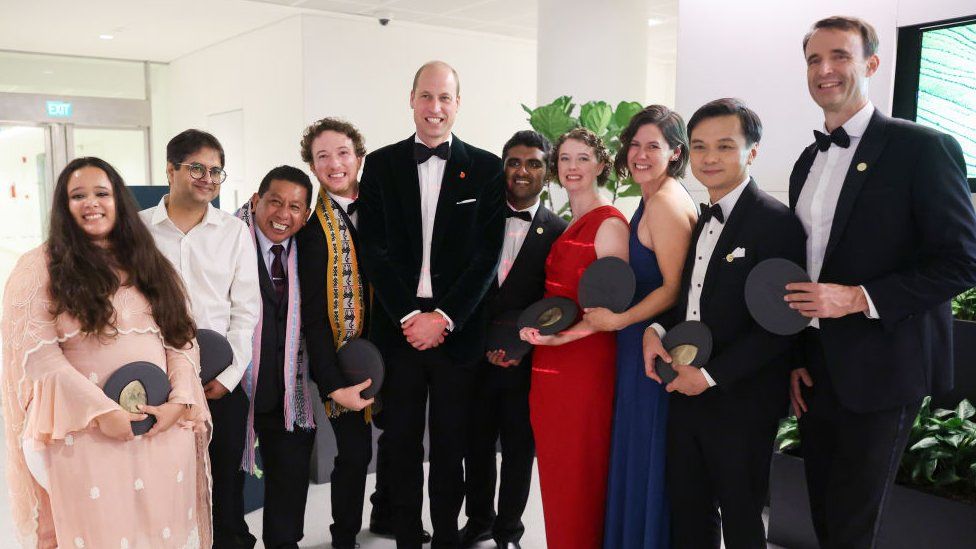 Принц Уильям позирует с победителями во время церемонии вручения премии Earthshot Prize 2023 в Сингапуре.