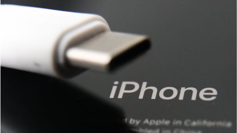 Apple iPhone и зарядное устройство