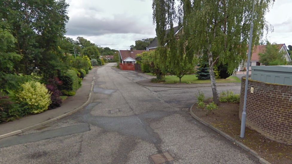 Pensioner conned out of fivefigure sum in Kelso BBC News