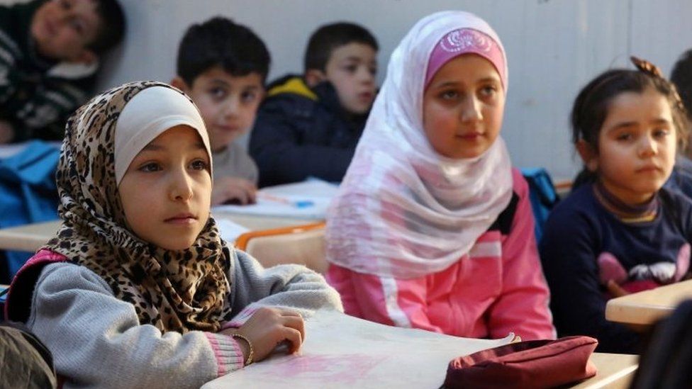 Syrian refugee children attend a class at a school in the Sanliurfa province near the Syrian border with Turkey (17 December 2015)