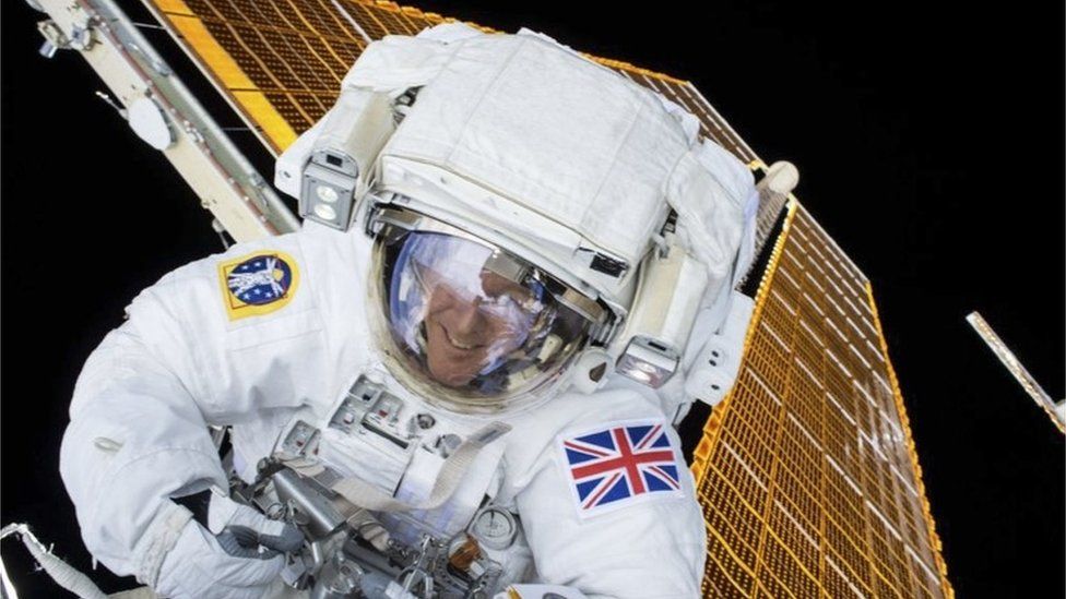Майор Тим Пик во время выхода в открытый космос