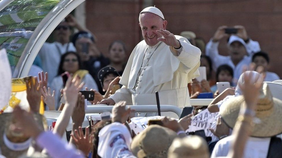 Pope Francis waves at the faithful upon his arrival at the Victor Manuel Reyna stadium in Tuxtla Gutierrez, Chiapas state (15 February 2016)