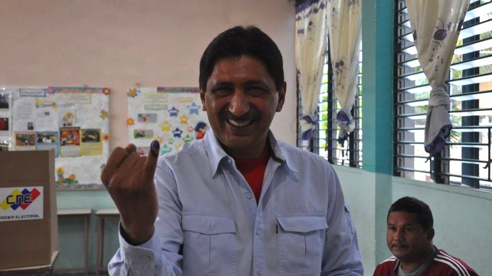 Picture of Argenis Chávez voting in 2015