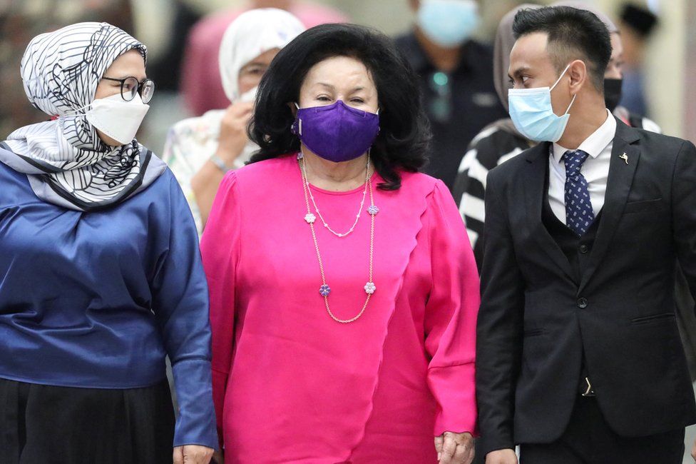 Росмах Мансор (в центре), жена бывшего премьер-министра Малайзии Наджиба Разака, прибывает в Федеральный суд в Путраджайе, Малайзия, 23 августа. 2022.