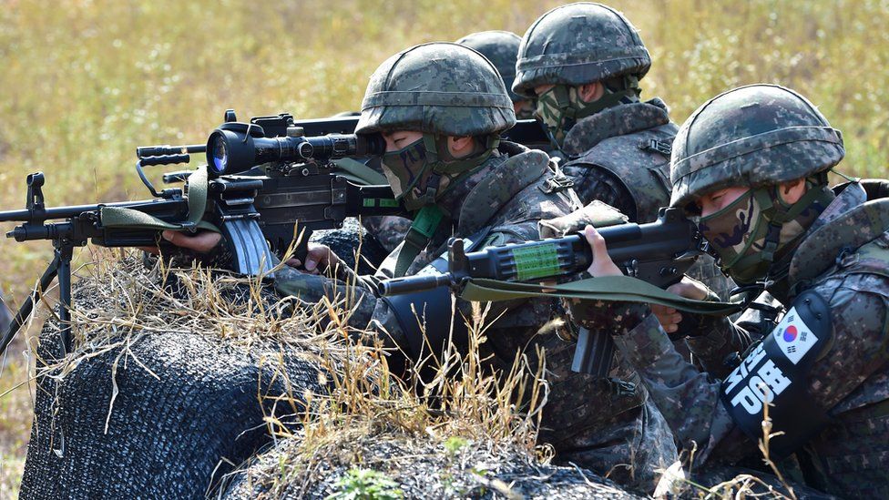 Южнокорейские солдаты на учениях у границы с Северной Кореей