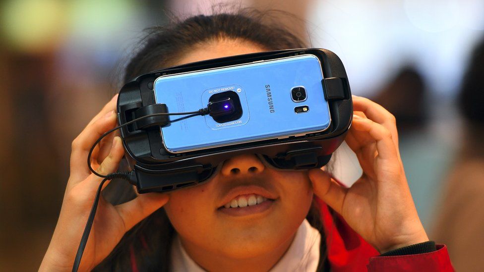 A girl experiences Samsung Electronics' Gear VR at its showroom in Seoul on April 27, 2017