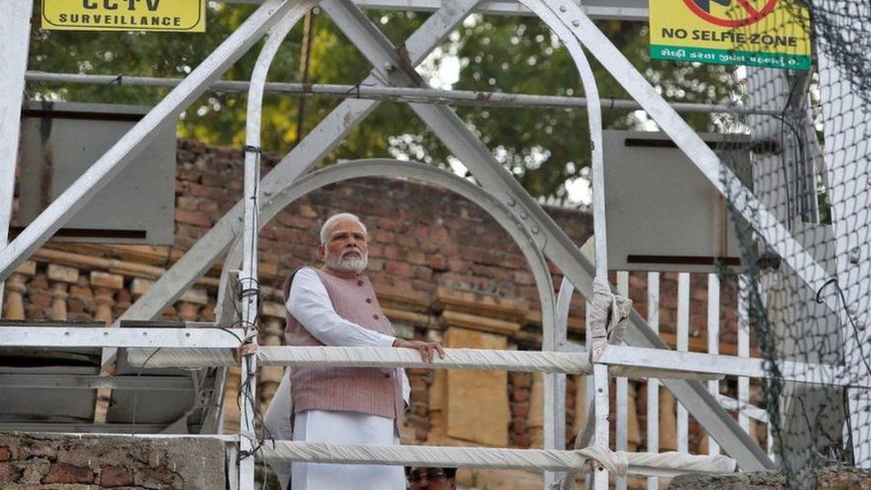 Премьер-министр Нарендра Моди посещает место обрушения подвесного моста в Морби, 1 ноября