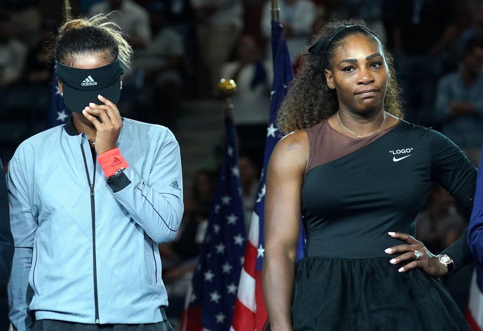 Naomi Osaka (solda) Serena Williams'ı yenerek Eylül ayında ABD Açık Tenis Turnuvası'nı kazandı. Final karşılaşmasında hakeme sinirlenen ve ona "hırsız" diyen Serena Williams, uzun süre konuşulmuştu.