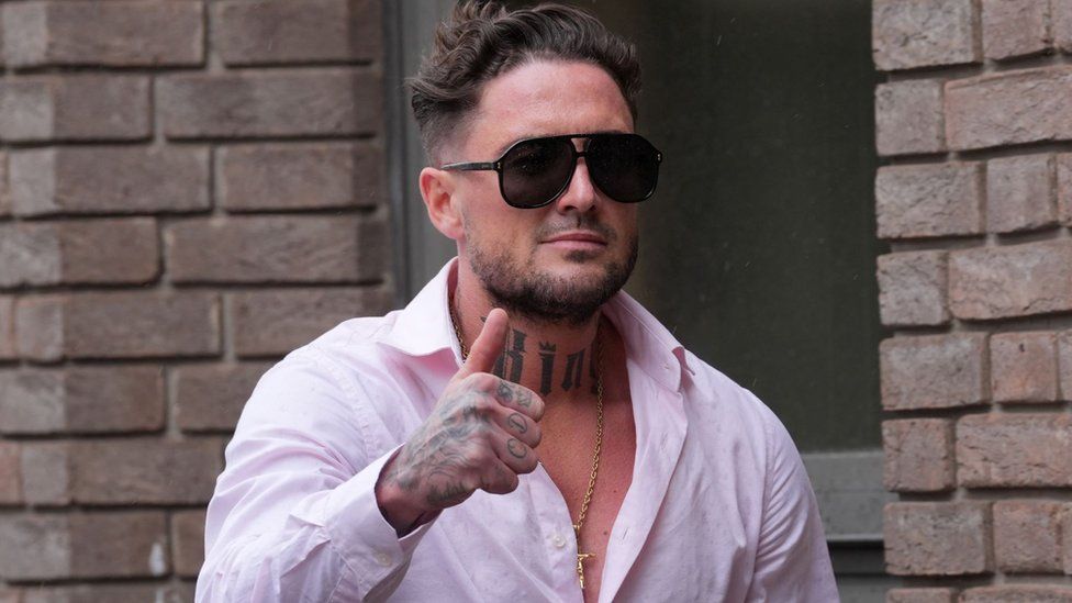 Stephen Bear gives a thumbs up as he arrives at Chelmsford Crown Court