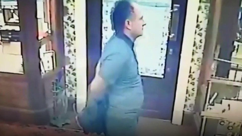 Man takes off his jacket before tackling thief