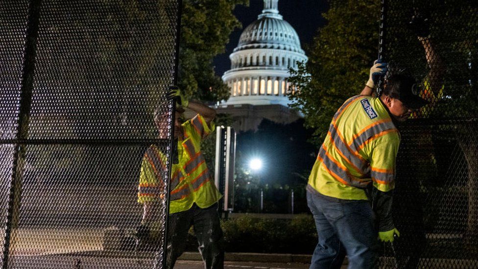 Рабочие установили временное ограждение за пределами Капитолия США