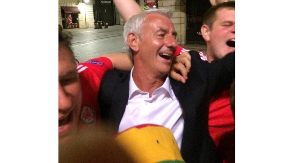 Ian Rush yn dathlu buddugoliaeth Cymru gyda Colin Barker a'i ffrindiau o Gaernarfon