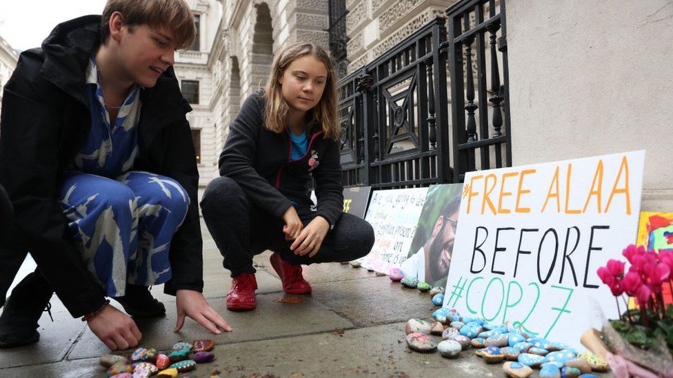 Climate activists Greta Thunberg (R) and Andreas Magnusson (L) visit the sit-in for jailed British-Egyptian activist Alaa Abdel Fattah in London (30 October 2022)
