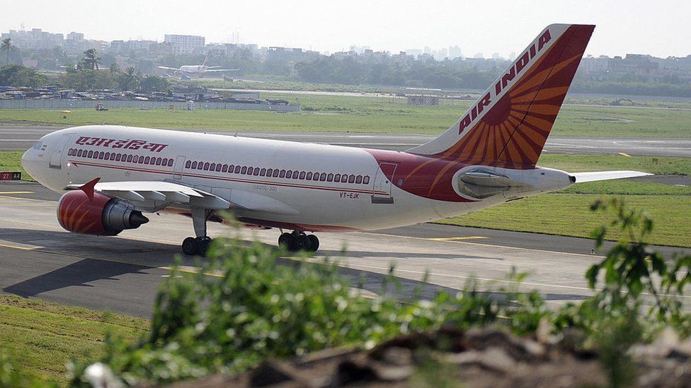 Самолет Indian Airlines облагается налогом при взлете в аэропорту Мумбаи 27 сентября 2009 года.