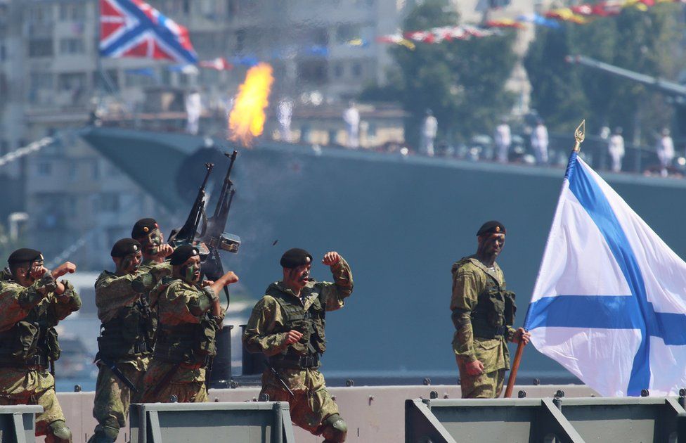 wanamaji wa Urusi wakifanya onyesho lao katika eneo la Sevastopol, katika eneo la Crimea lilichokulia na Urusi
