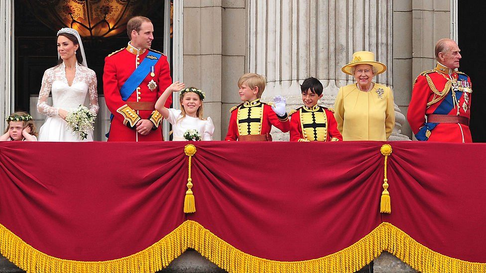 Catalina, duquesa de Cambridge, el príncipe Guillermo, duque de Cambridge, Su Alteza Real la Reina Isabel II y el príncipe Felipe, duque de Edimburgo en el balcón del Palacio de Buckingham el 29 de abril de 2011