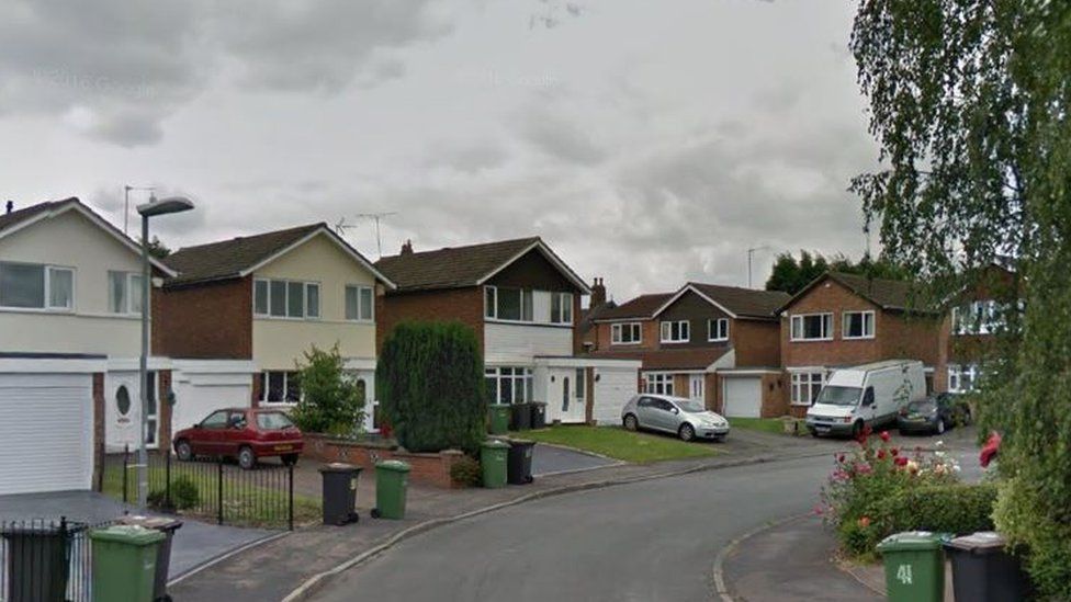 Girls threatened with blades amid Nuneaton robberies BBC News