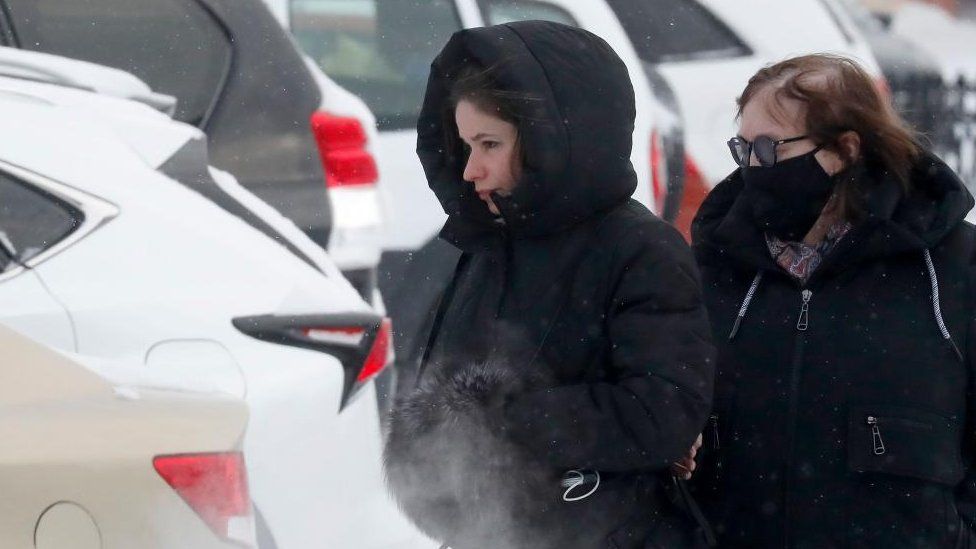 Lyudmila Navalnaya walking alongisde lawyers after visiting the Investigative Committee in Salekhard, Yamalo-Nenets region on 19 February