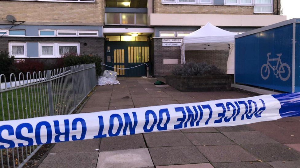 Ilford Stabbing: Man Killed In Fight Outside Flats - BBC News