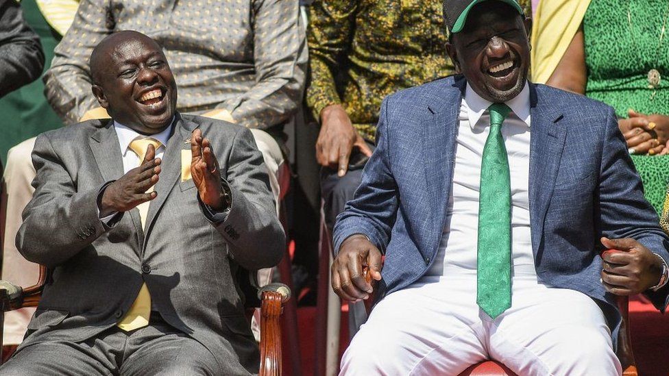 Вице-президент Кении Уильям Руто (справа) сидит рядом со своим напарником Ригати Гачагуа в официальной резиденции депутата в Карен, Найроби, 15 мая 2022 г.