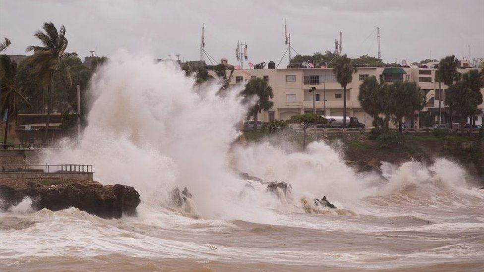 Вид сильных волн на проспекте Малекон во время прохождения тропического шторма Эльза в Санто-Доминго, Доминиканская Республика, 3 июля 2021 г.
