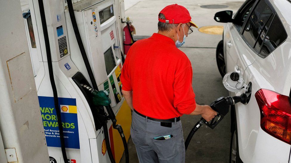 Рабочий заправляет машину бензином возле Голландского туннеля в начале выходных, посвященных Дню поминовения, в условиях роста цен на бензин и рекордной инфляции в Ньюпорте, штат Нью-Джерси, США, 27 мая 2022 г.