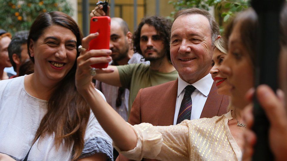 Kevin Spacey posing with fans
