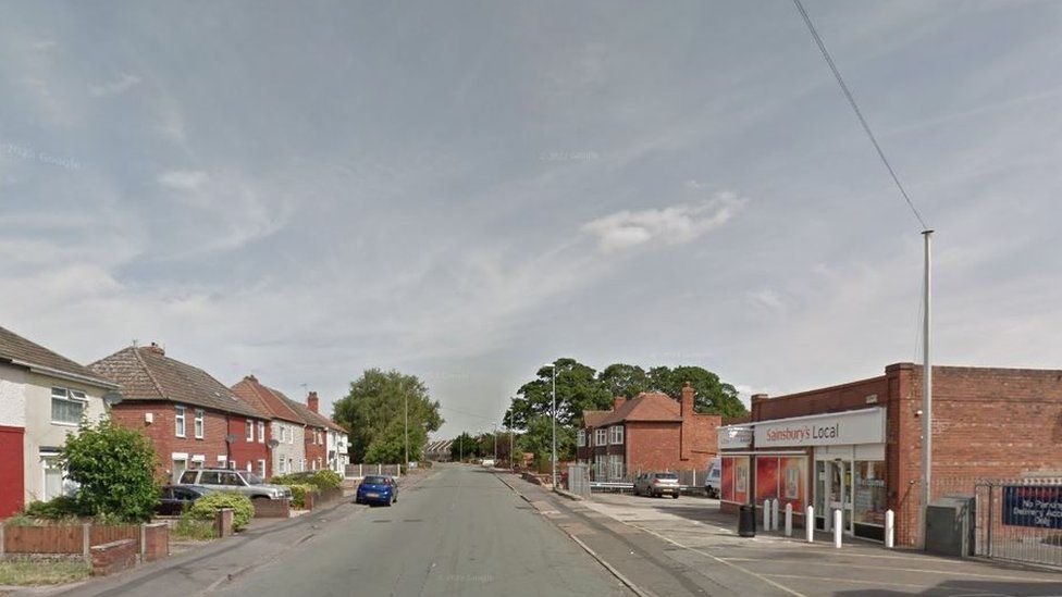 Worksop: Man suffers fractured skull in group fight - BBC News