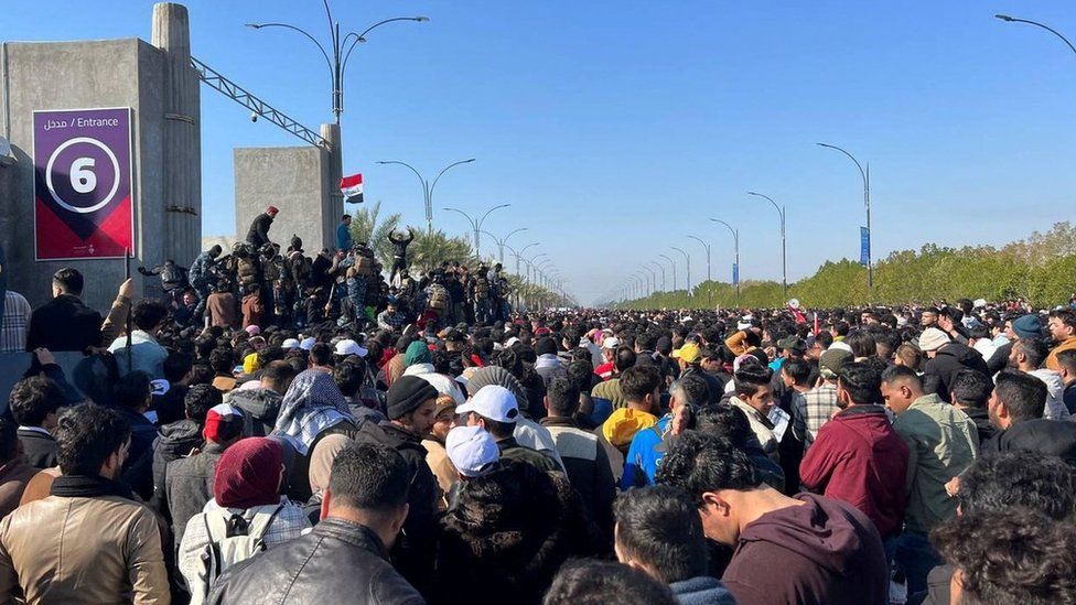 Football fans gather on a road leading to the Basra International Stadium in Basra, Iraq (19 January 2023)