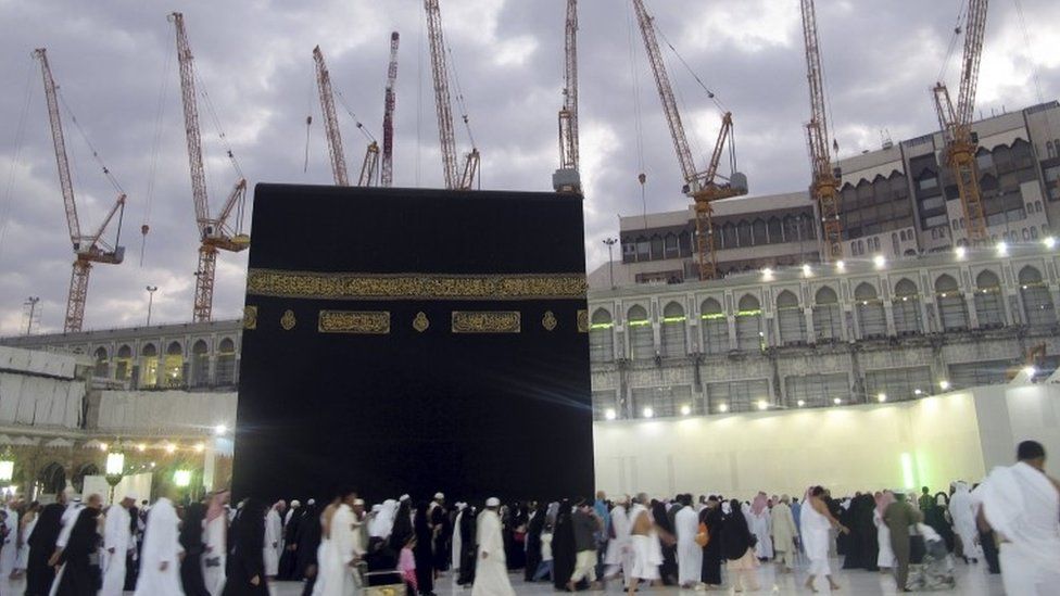 Cranes surrounding the Grand Mosque in Mecca, 11 September 2015