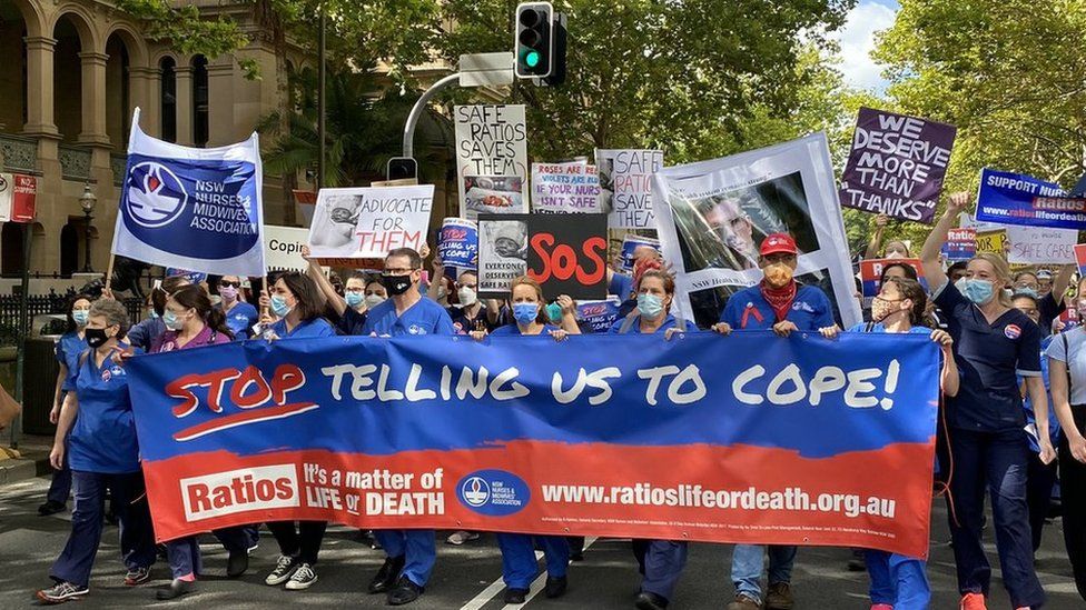 Работники здравоохранения маршируют в Сиднее с плакатами, протестующими против условий труда