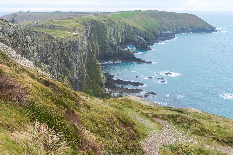 Storm Dennis: 'Ghost ship' washes up on Irish coast - BBC News