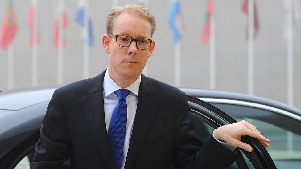 Министр иностранных дел Швеции выходит из машины
