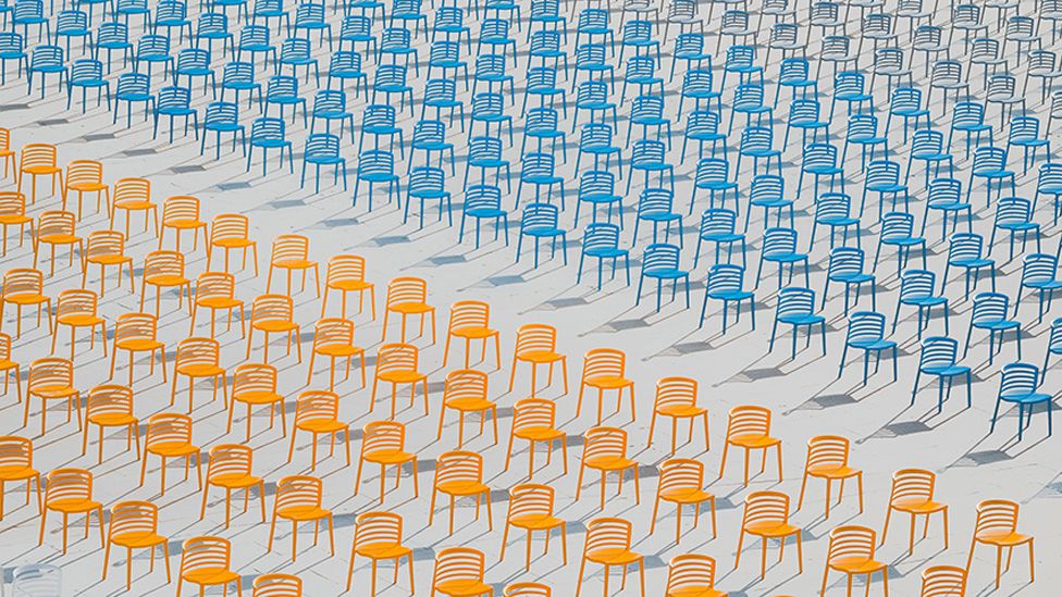 学校里一排排废弃的色彩鲜艳的空椅子