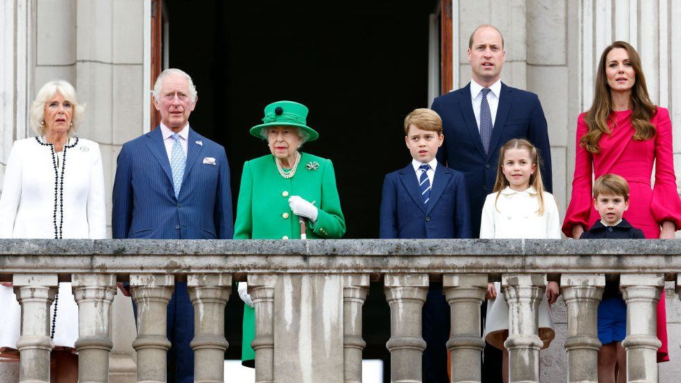 Camilla, Duchess of Cornwall, Prince Charles, Prince of Wales, Queen Elizabeth II, Prince George of Cambridge, Prince William, Duke of Cambridge, Princess Charlotte of Cambridge, Duchess of Cambridge and Prince Louis of Cambridge on the balcony during the Platinum Jubilee Pageant on June 05, 2022 in London, England prince elizabeth