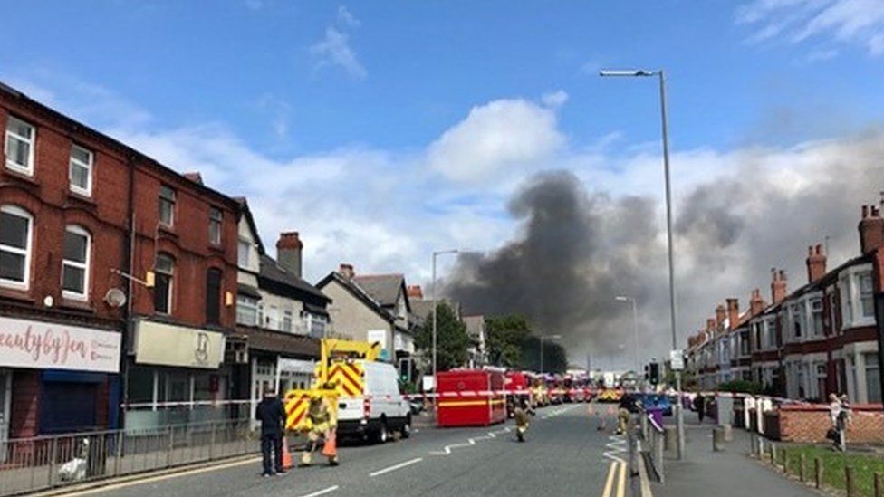 Aintree fire: Crews tackle warehouse blaze - BBC News