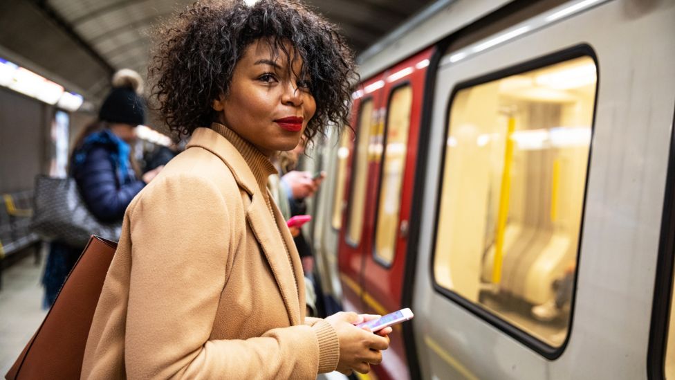 Mujer tomando el metro