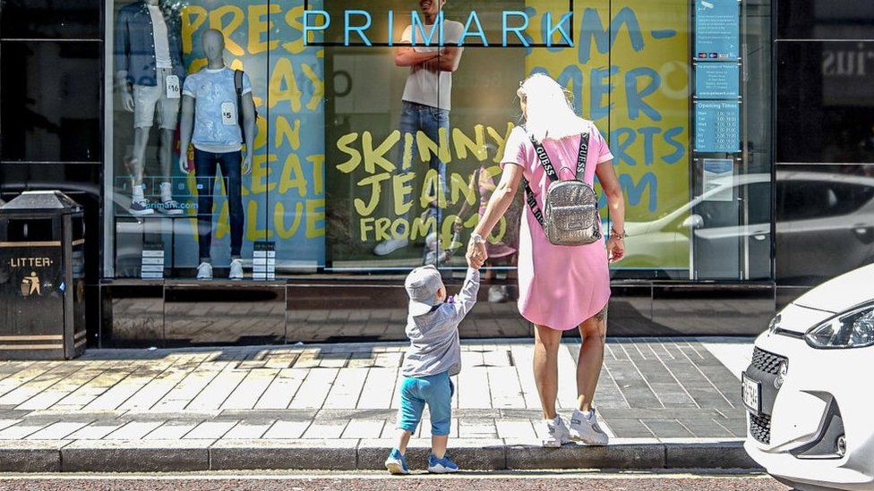 Женщина и ребенок перед магазином Primark