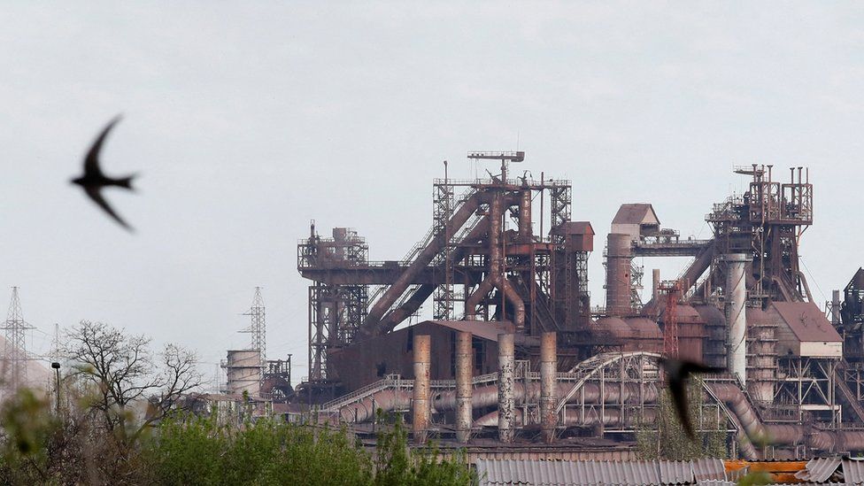 Mariupol civilians leave besieged Azovstal steelworks - BBC News