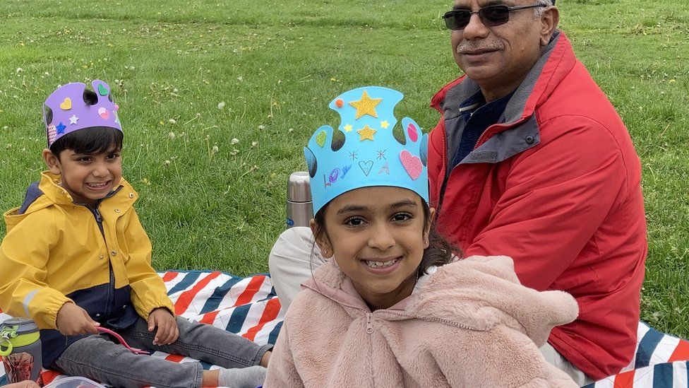 Leya, wearing a crown for the picnic like the king