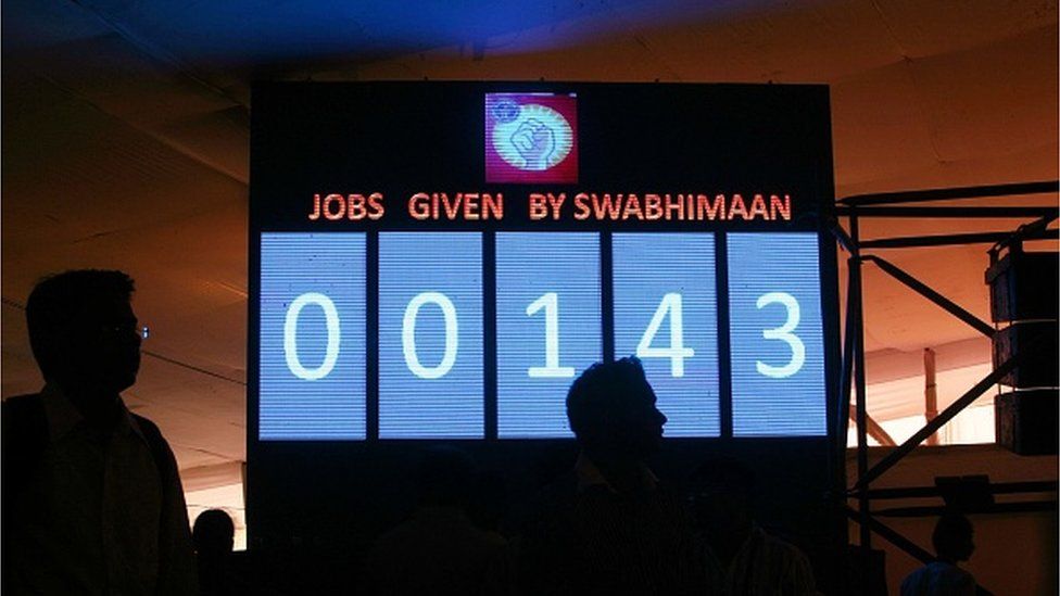 Цифровая доска, на которой отображается количество вакансий, предоставленных соискателям на Ярмарке вакансий, организованной Swaabhimaan, неправительственной организацией Nitesh Rane в среду на Камгар Майдане, Нижний Парел.