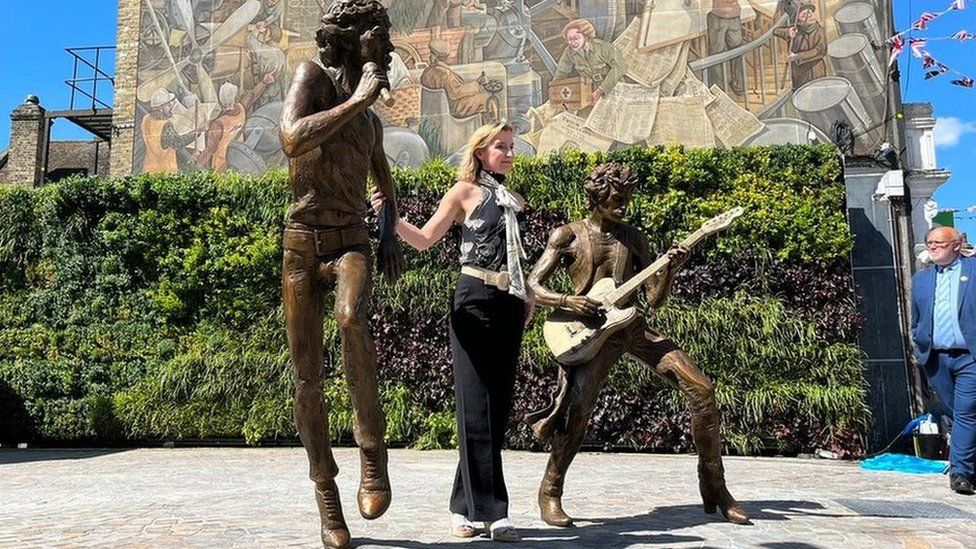 Jagger and Richards statues in Dartford