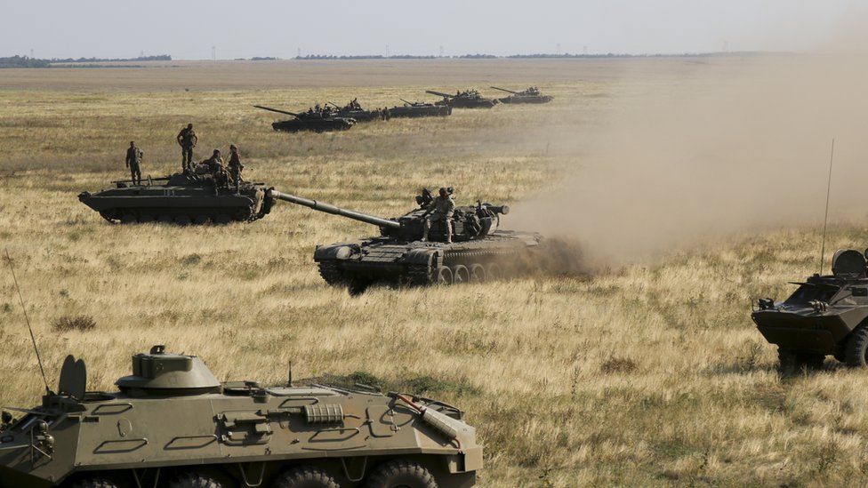 Ukrainian armour moves towards the de facto border with Crimea on 12 August